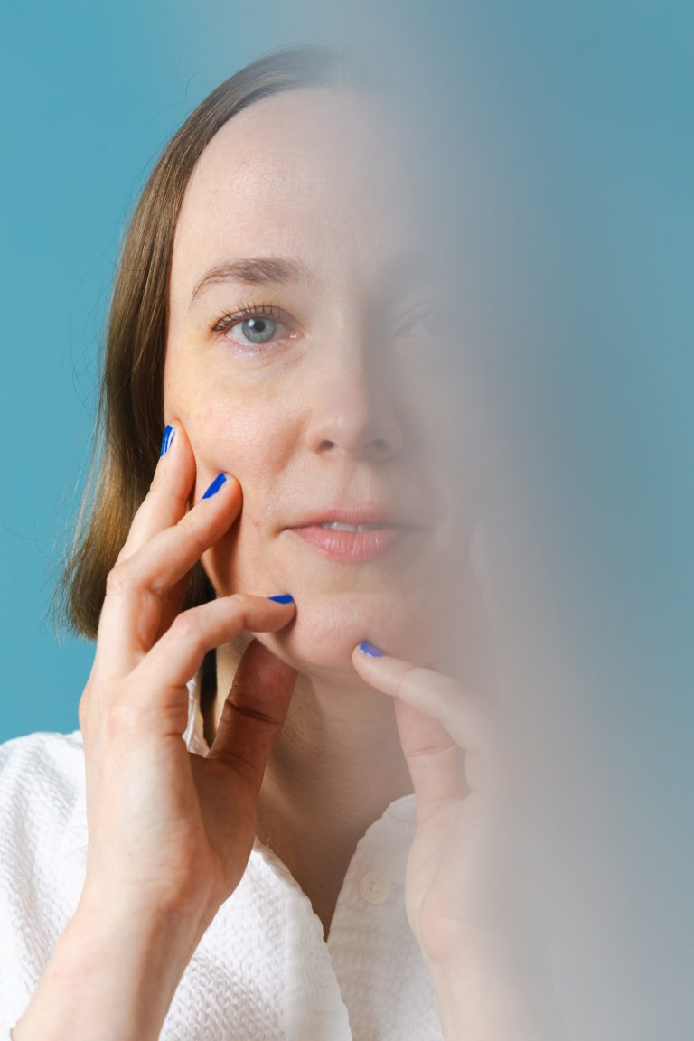 “Jos haluaa kontrolloida lopputulosta täysin, kannattaa valita joku muu materiaali keramiikan sijaan.” Haastattelussa keramiikkataiteilija Sanna Rintalaulaja